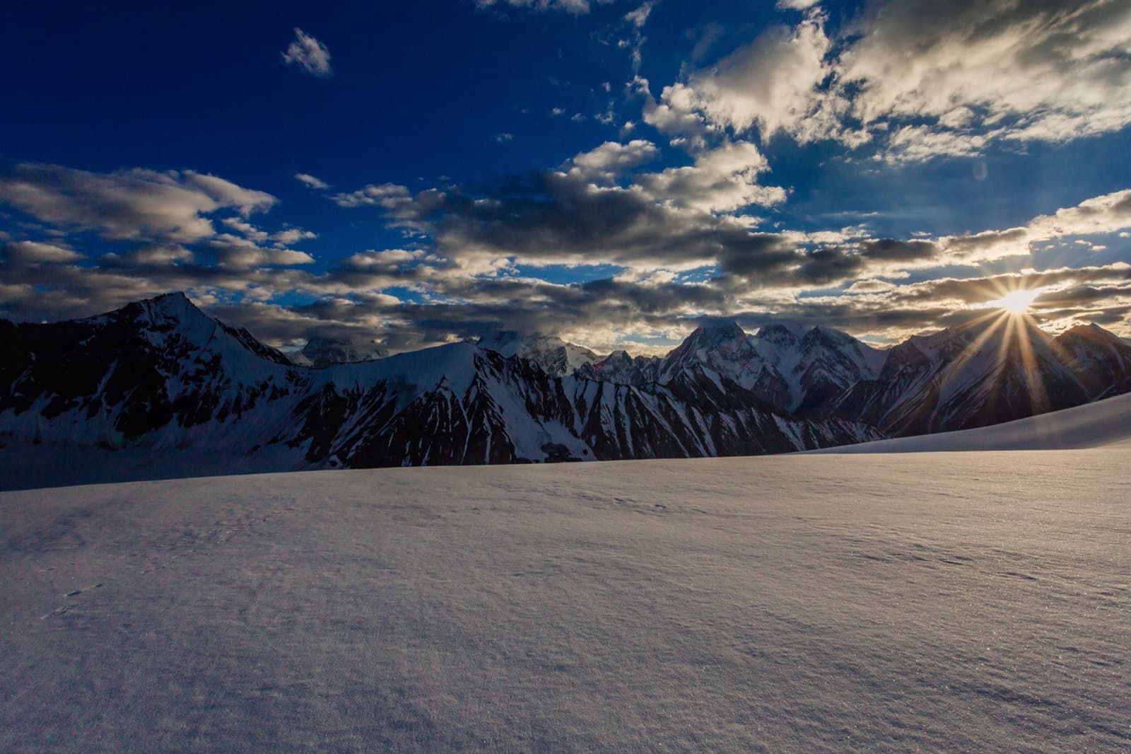Sunrise over the snowfields of the Gondogoro La